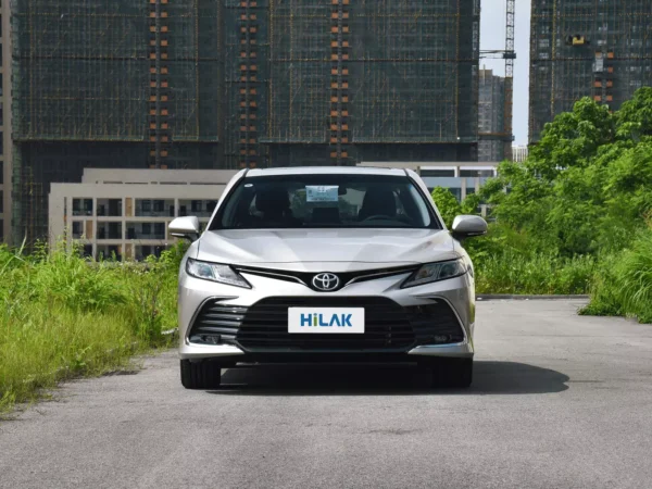 Front view of a silver Toyota CAMRY 2.5Q EV.