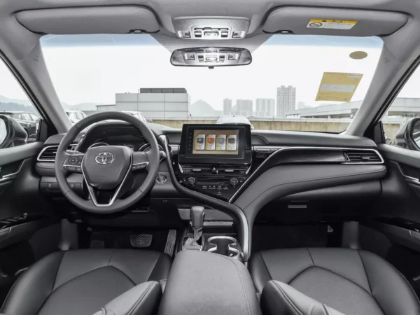 Detailed view of the cab steering wheel as well as the instrument panel of the Toyota CAMRY 2.5Q electric vehicle.