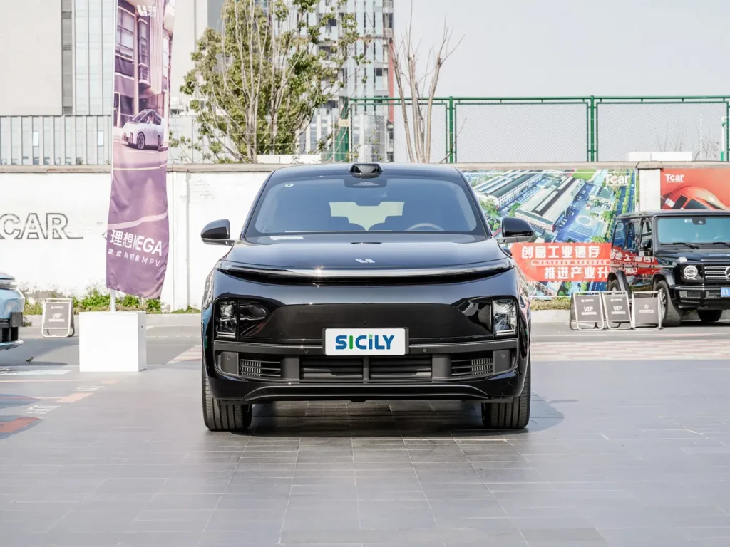 A black Li Auto L8 parked at an empty place